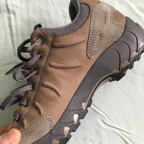 Women's Garmont hiking shoes, size 8. - Picture 14 of 14